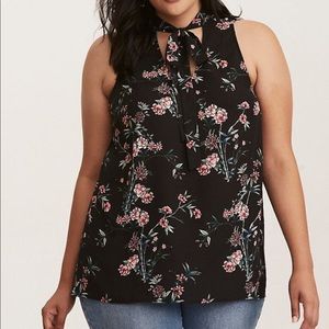 Super cute floral print sleeveless blouse!